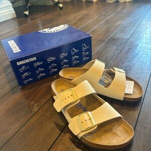 Birkenstock Arizona Soft Footbed Sandal in Ecru.